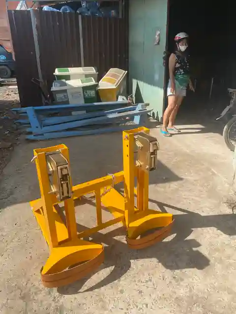 Bộ kẹp nâng 2 phuy DG720 màu vàng dùng lắp với càng xe nâng