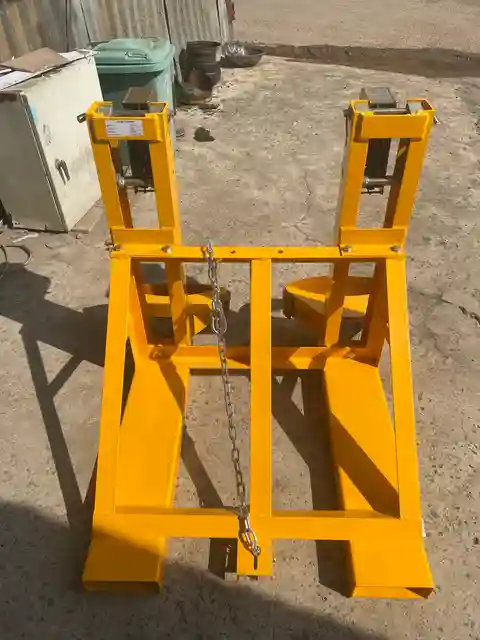 Khung bộ kẹp phuy đôi DG720 kèm xích an toàn