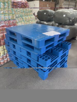 Pallet nhựa 1200x1000x140mm 9 chân màu xanh trong kho hàng