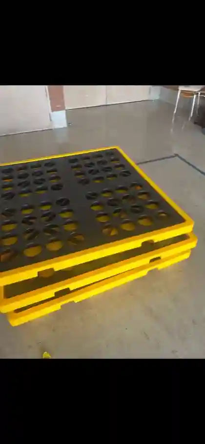 Các pallet nhựa chống tràn dầu 2 phuy xếp chồng trong kho