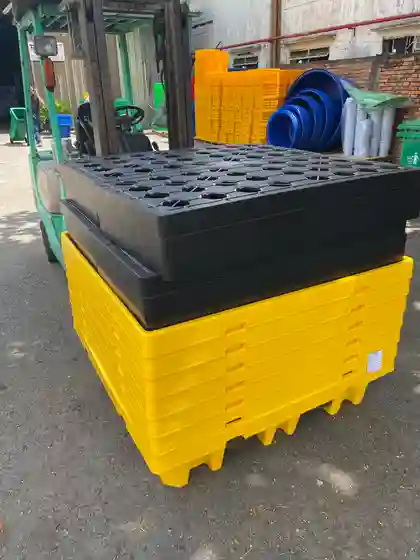 Pallet chống tràn dầu 4 phuy màu vàng và mặt lưới màu đen