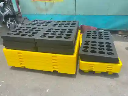 So sánh pallet nhựa chống tràn dầu loại 2 phuy và 4 phuy