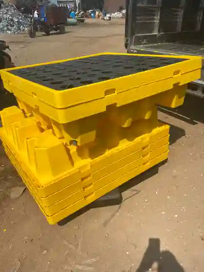 Pallet nhựa chống tràn dầu 4 phuy được tập kết vận chuyển