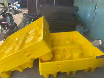 Khay hứng của pallet chống tràn dầu sau khi tháo mặt lưới