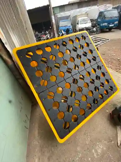 Mặt lưới tháo rời của pallet nhựa chống tràn dầu 4 phuy
