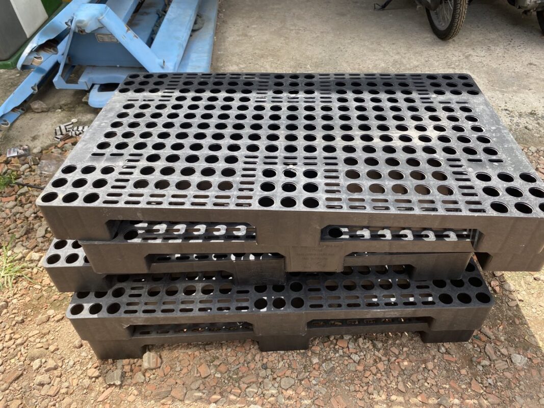 Pallet nhựa đen cũ kích thước 1000x600x100mm giá thanh lý 99.000 đồng một cái