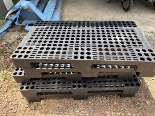Pallet nhựa đen cũ kích thước 1000x600x100mm giá thanh lý 99.000 đồng một cái
