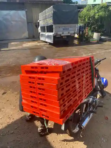 Tấm lót sân khấu nhựa màu đỏ được tập kết để vận chuyển