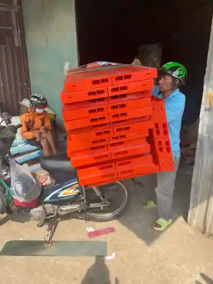 Vận chuyển tấm lót sân khấu nhựa đến công trình