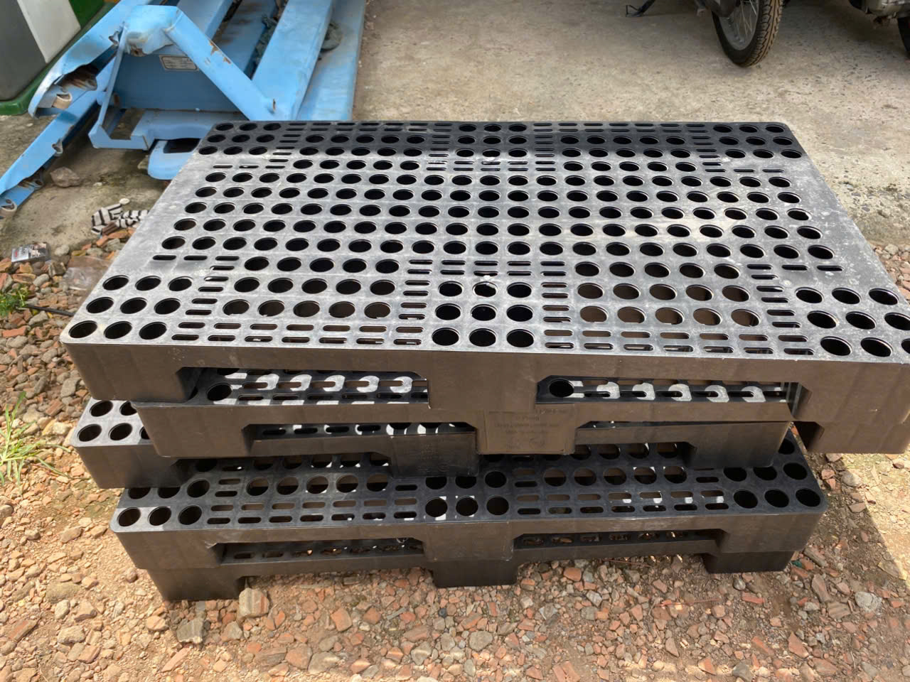 Cận cảnh bề mặt lưới pallet nhựa đen