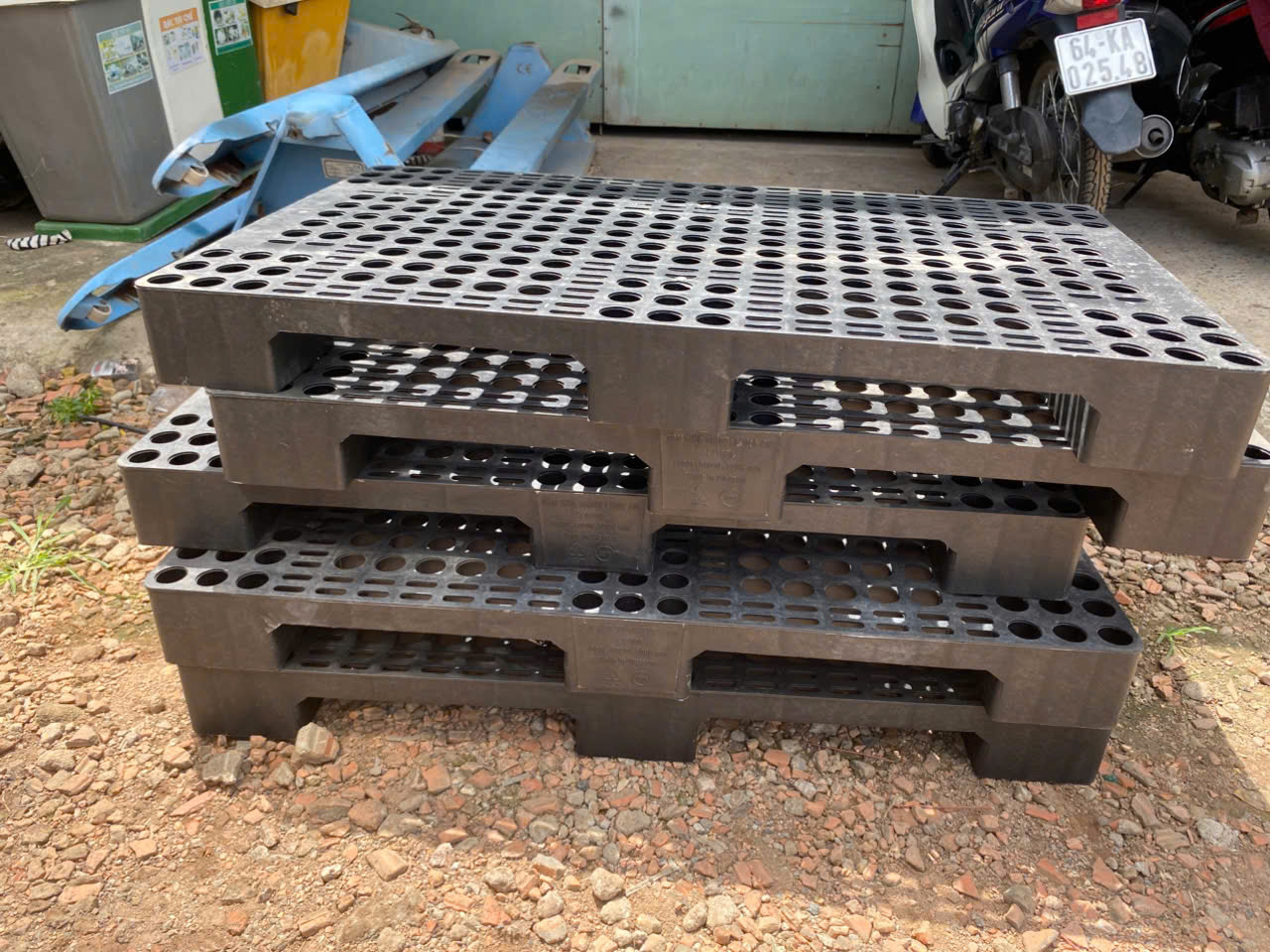 Pallet nhựa đen nhìn ngang, thể hiện kết cấu chân
