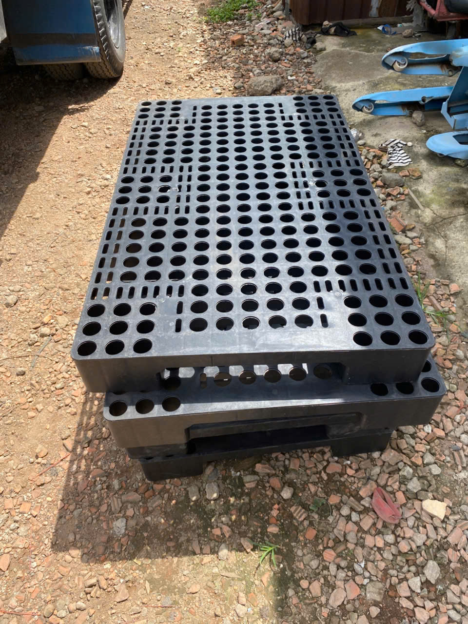 Pallet nhựa đen nhìn từ trên