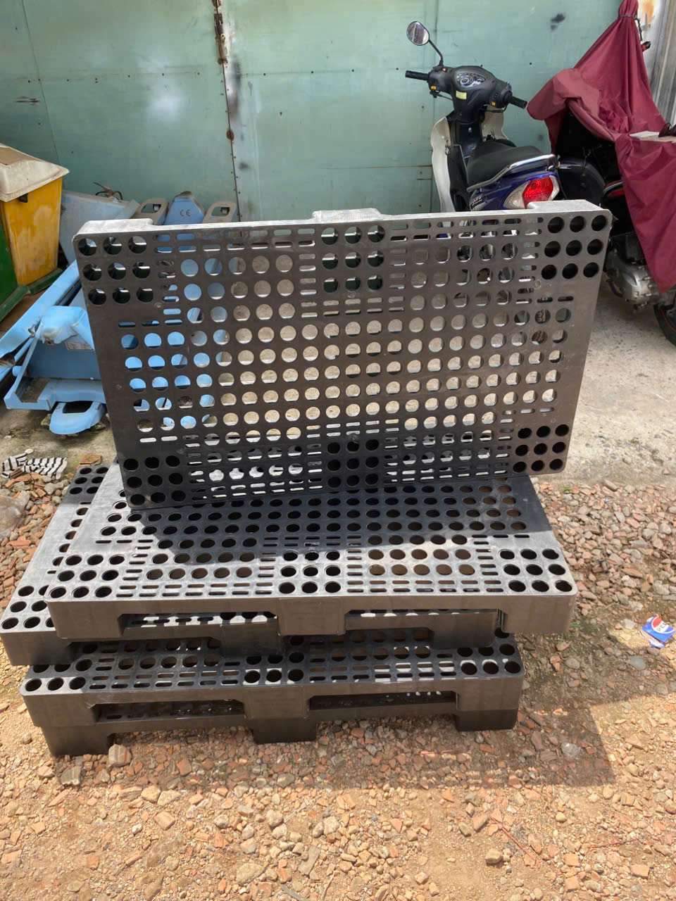 Mặt trên pallet nhựa đen và các pallet xếp chồng