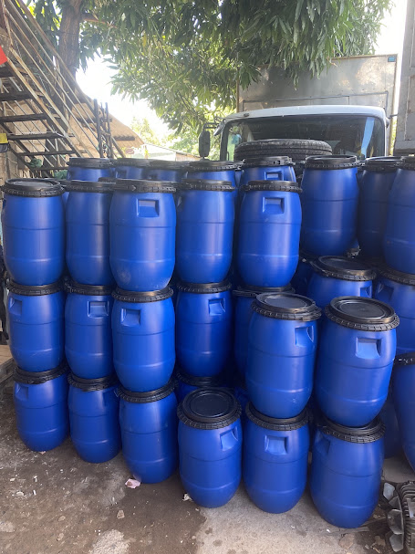 Nhiều thùng phuy nhựa 30L màu xanh được xếp tại kho