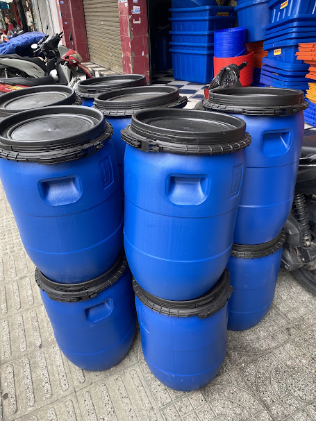 Cận cảnh thùng phuy nhựa 30L màu xanh với nắp đen